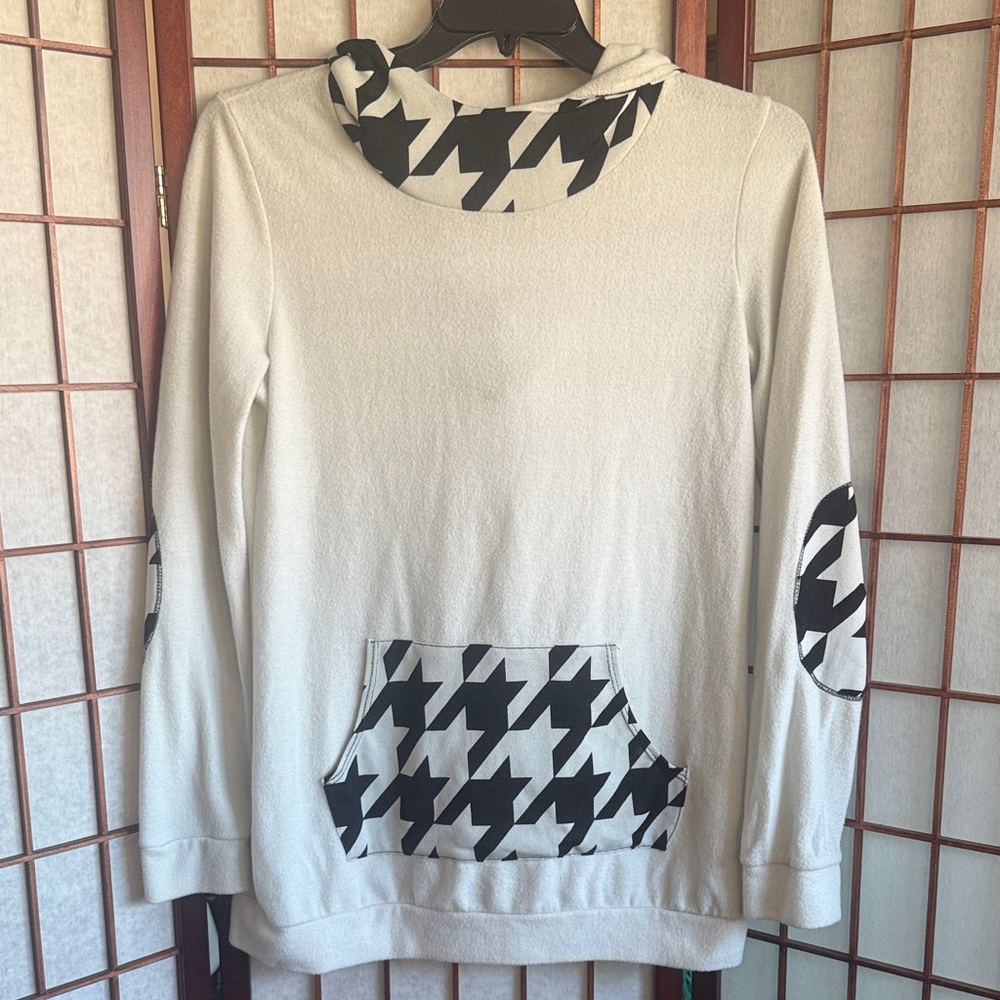 Black & White Hoodie, size L